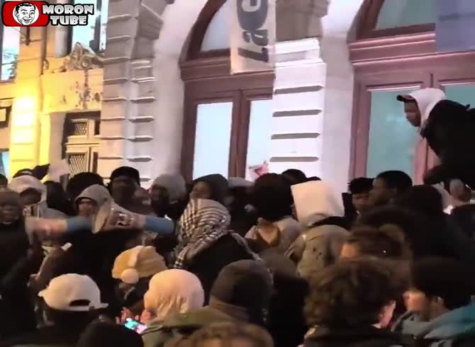 Video :Migrants squat inside a Paris theater that welcomes them for an event!
